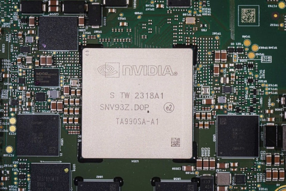 英伟达对大陆特供版GPU，因美国的芯片限制措施面临不确定性_腾讯新闻