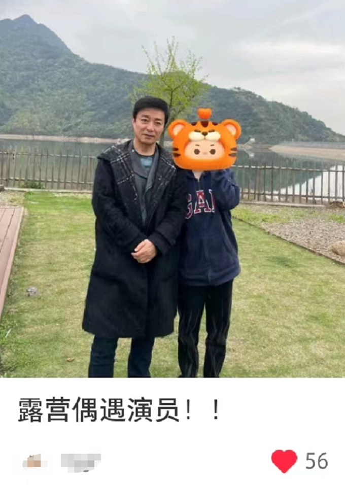 54岁何中华露营被偶遇,打扮朴素难掩气质,妻子与孩子