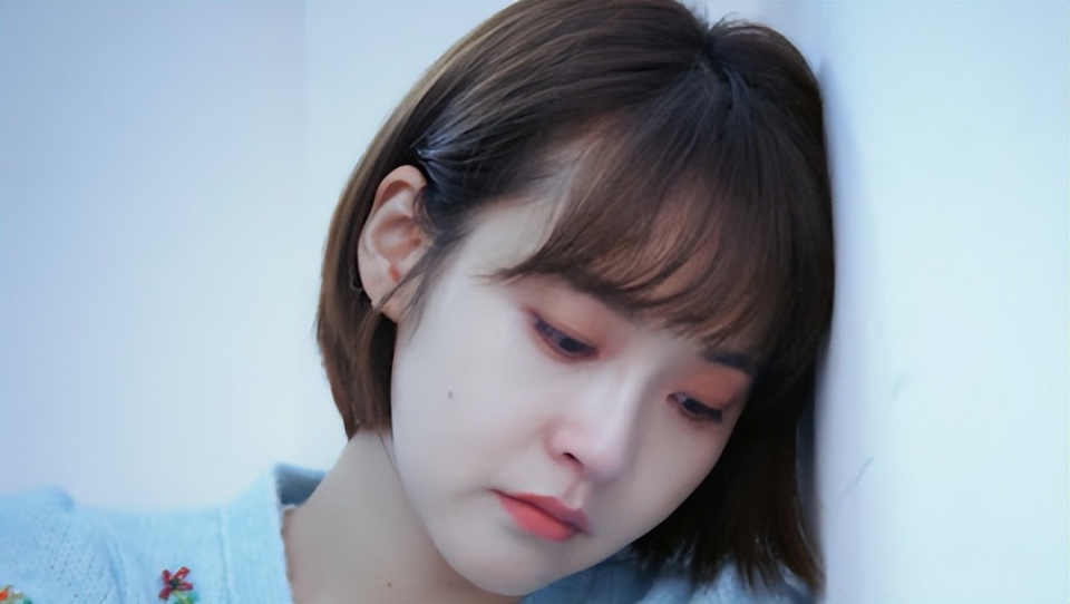 撮合妈妈和继父,背靠舅舅的资源,35岁的张佳宁依然活_