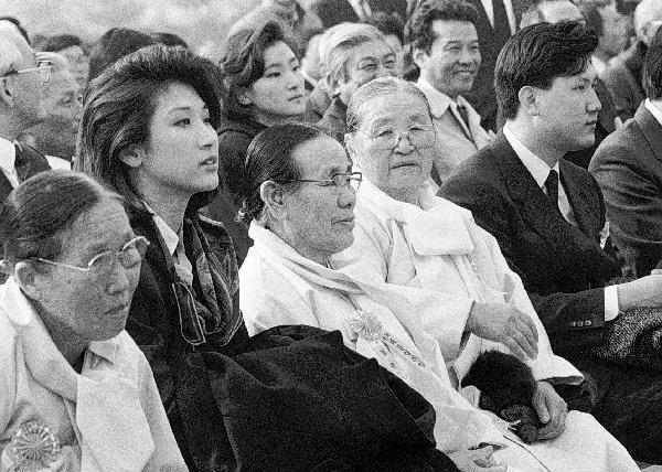 年轻时的卢素英(前排左二).