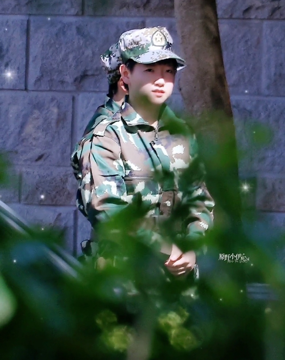 国乒军训曝光!马龙身姿板正孙颖莎潇洒女兵,樊振东身材很抢镜!