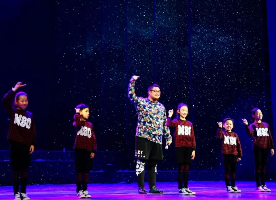 他想唱的不止《扎巴依的春天》,还有新疆人的生活_腾讯新闻