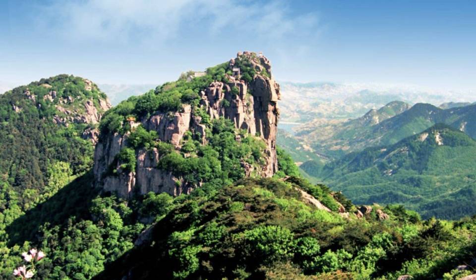 景区包括石门山,太平崮,天柱峰三大景点,面积约十余平方公里.
