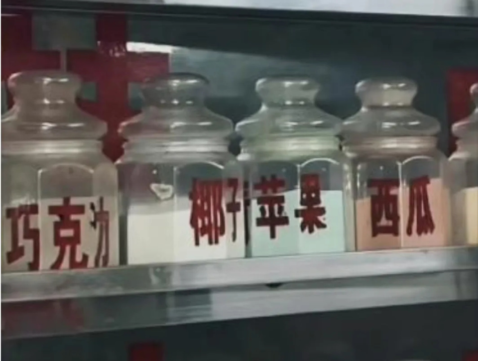 大了一点了,你会在校门口来一杯珍珠奶茶.