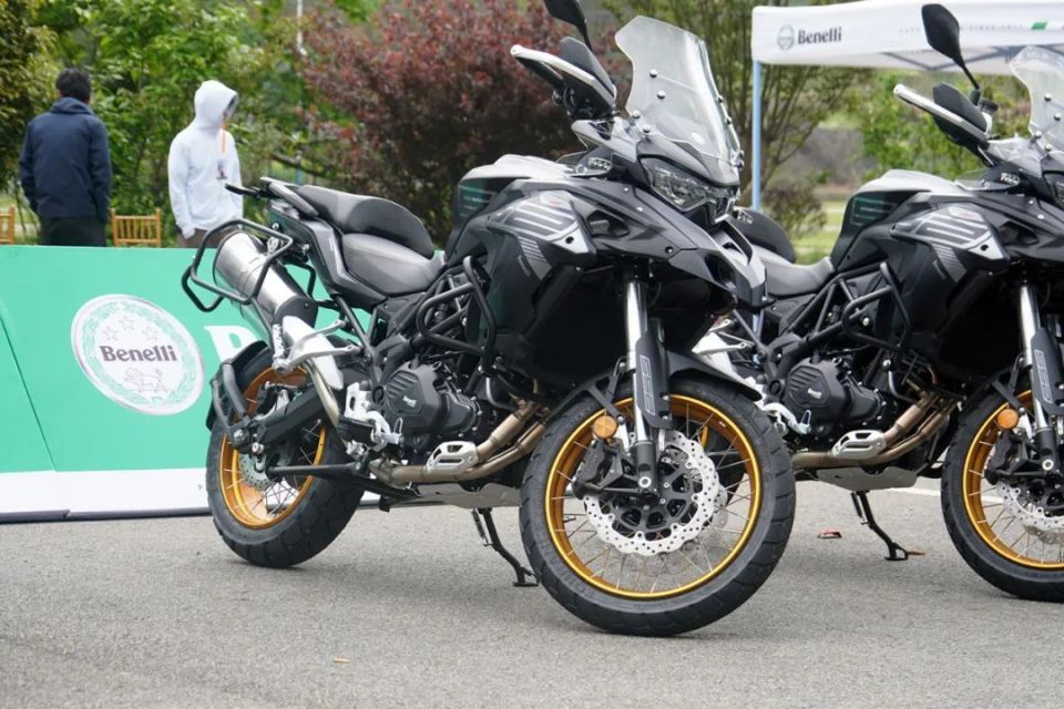 第八届benelli贝纳利骑行季皖美天柱山再起航,新款龙6,trk552x等车型