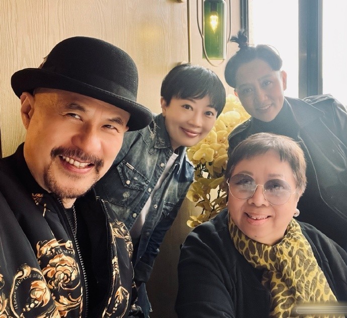 徐锦江罕晒全家福,儿子剑眉星目颜值扎眼,老婆扎冲天揪超个性_腾讯