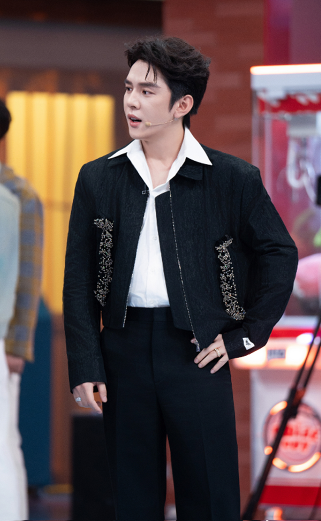 李佳琦回湖南，年初三跟媽媽走親，打扮清爽貴氣身高看着有180 - 