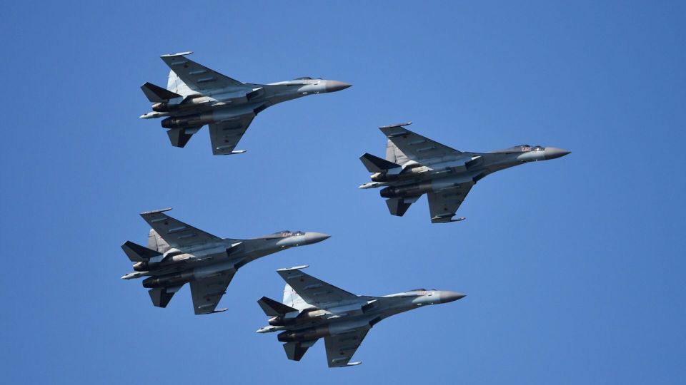 俄军再迎黑暗一天,苏-35神话破灭,提醒了中国空军:歼-16有硬伤_腾讯