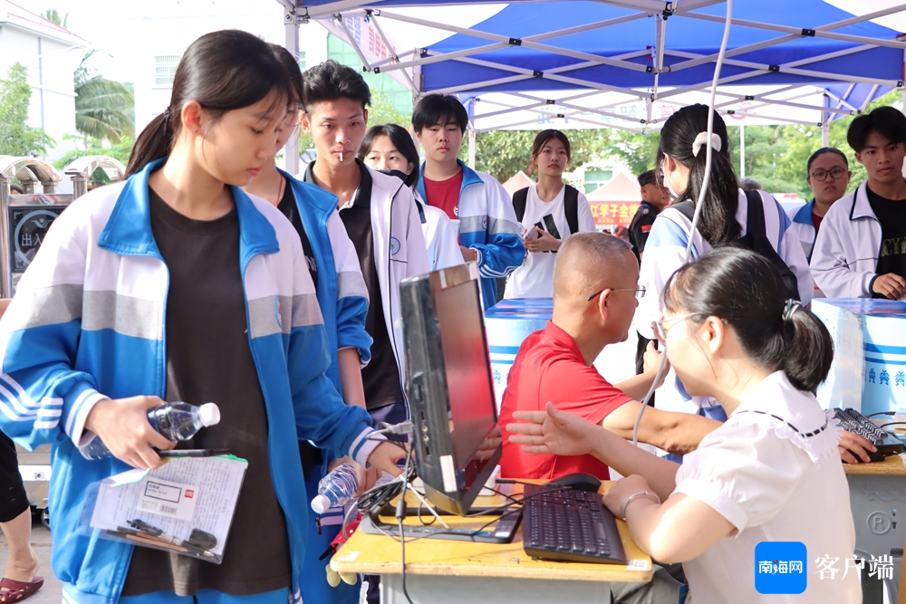 上午8点,在昌江中学考点,考生们有序进入考场.