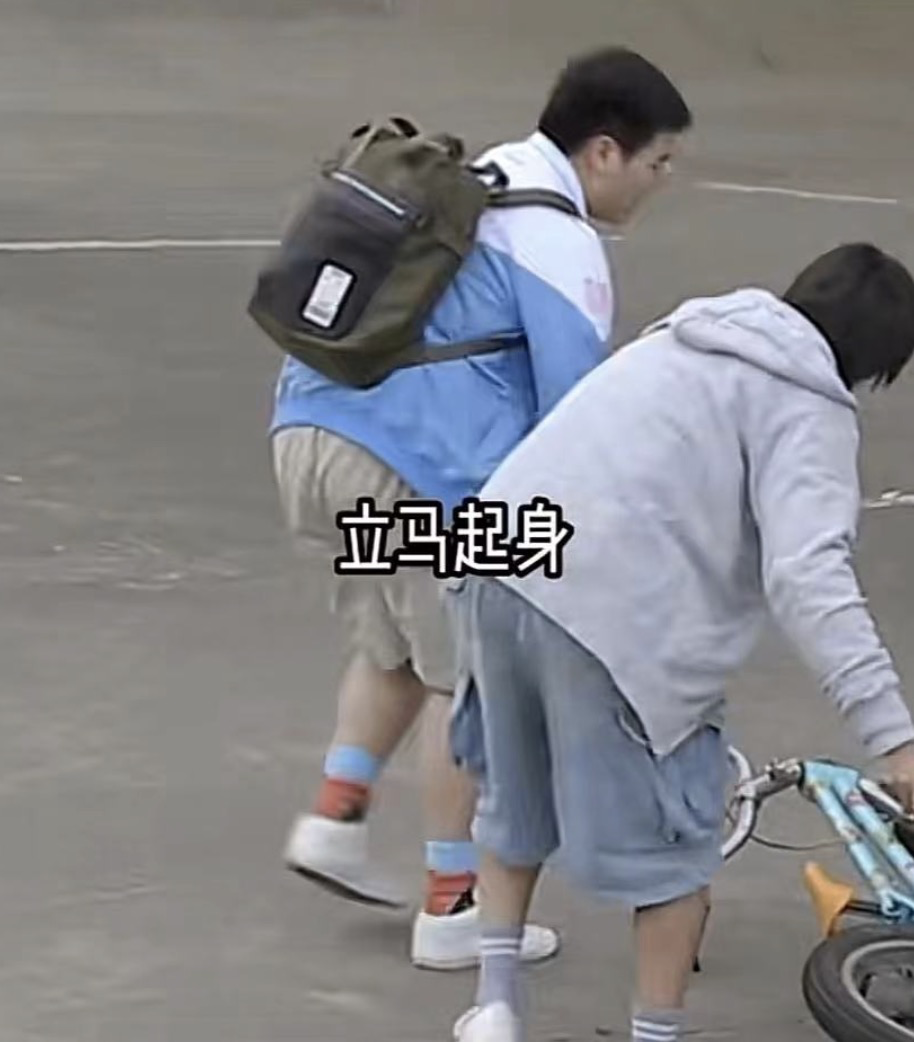 "谢飞机"曹桐睿拍戏出意外,膝盖擦伤忍痛安慰众人:破个皮而已_腾讯