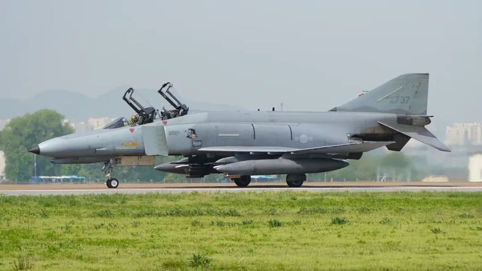 韩国空军f-4e进行国土告别巡礼飞行,采用特殊涂装纪念