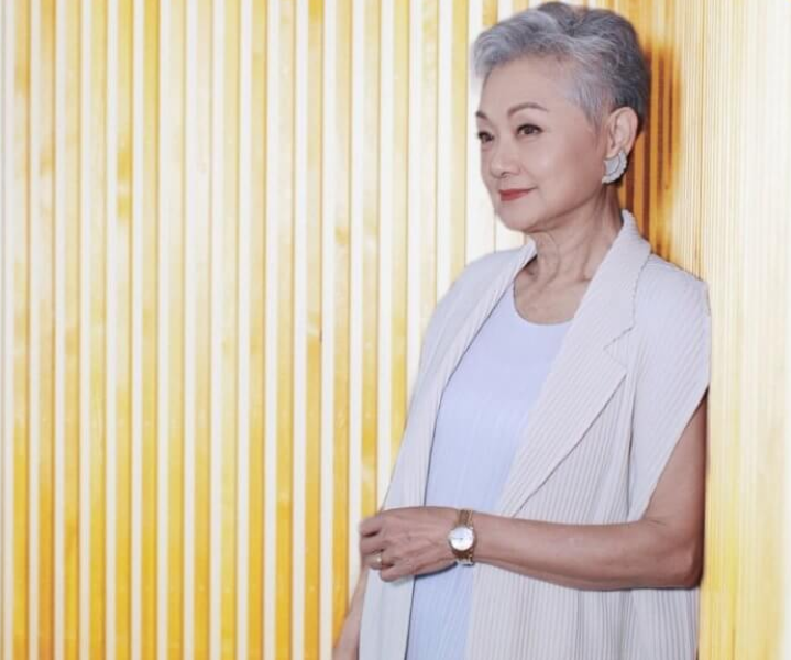 曝光的近照中,叶丽仪穿着浅色外套现身,满头白发十分抢镜.