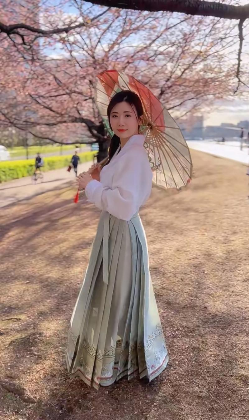 福原爱在日本穿汉服赏樱花引关注,网友开玩笑说,"福原爱在拍武侠片"