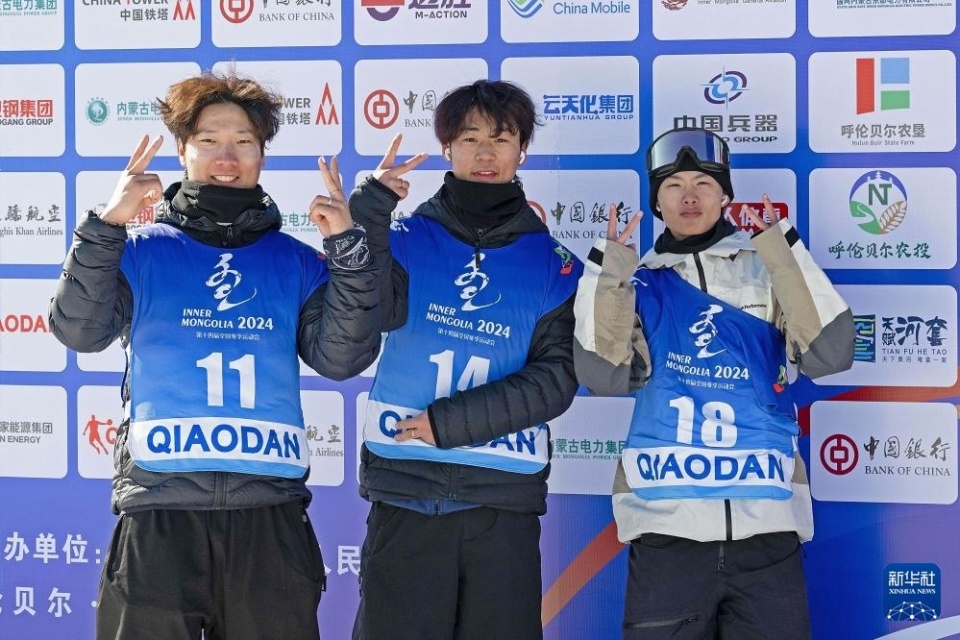 金博(中),亚军山东队选手张世豪(左),季军贵州队选手刘鑫鹏比赛后庆祝