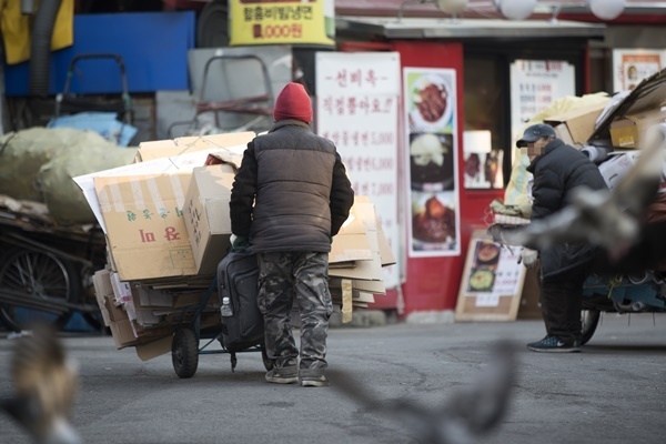 七旬老人也要"打工至死":各国生育率都在下降,但没哪个像韩国这样