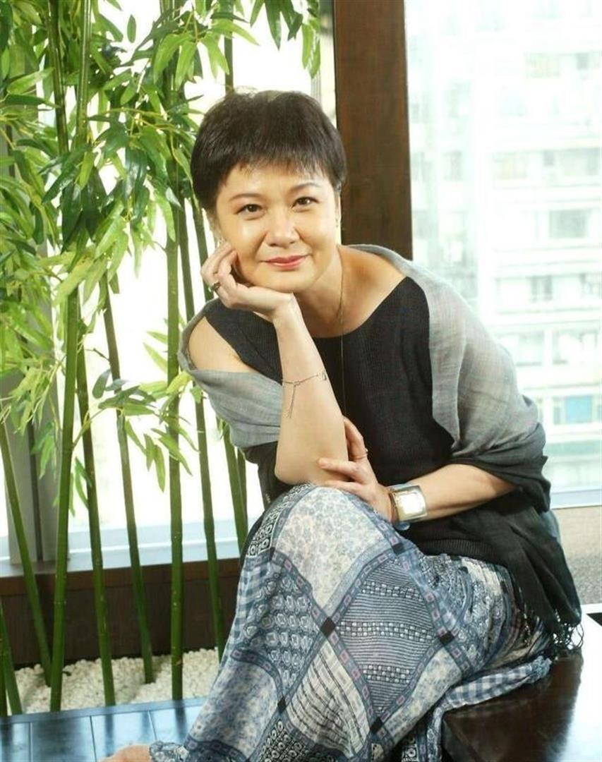 她是TVB学霸，因演艺成就获香港十大杰青，家境长相优越却是独身_腾讯新闻
