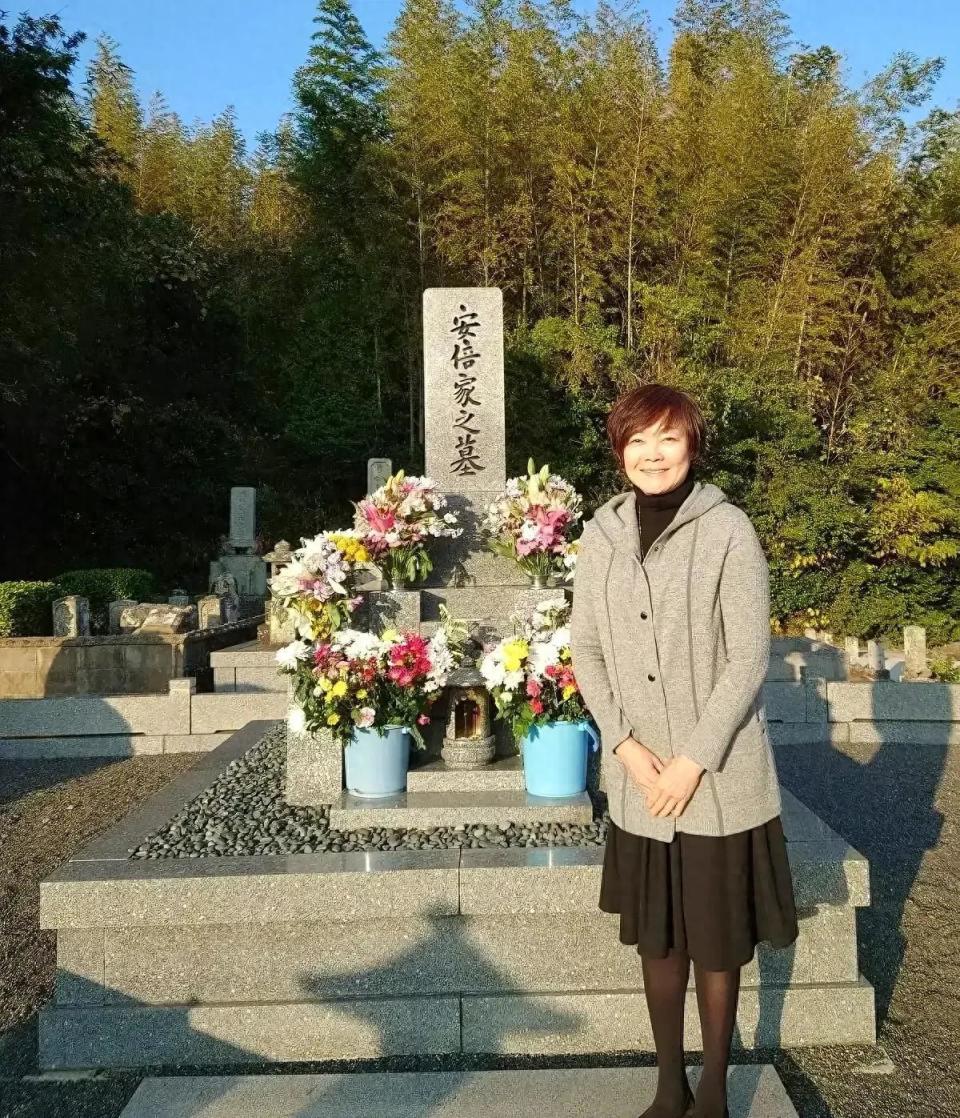这张照片拍摄于2023年12月底,安倍昭惠给亡夫安倍晋三扫墓,只见她站在