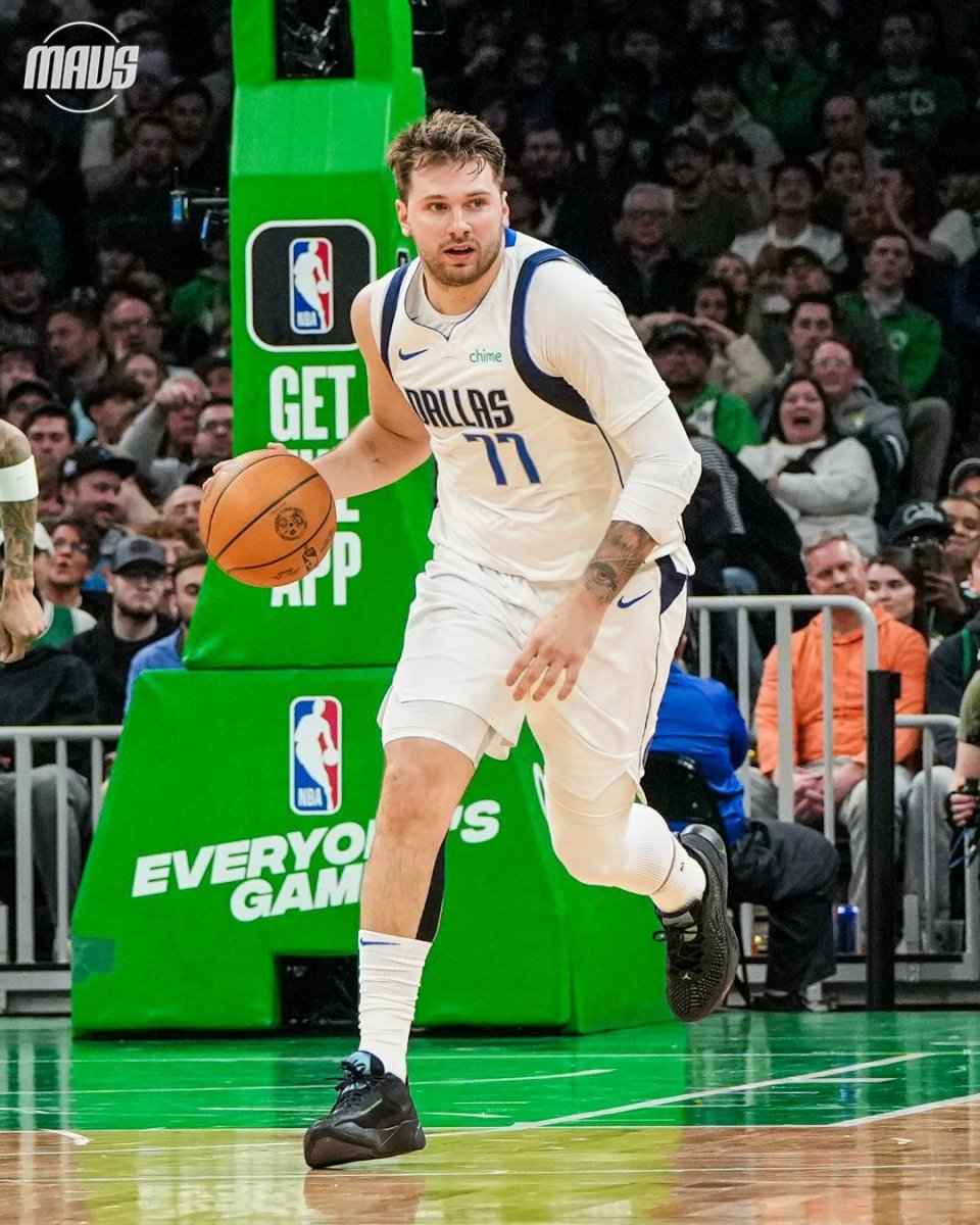 东契奇见证本赛季首个10连胜 37 12 11连刷纪录空砍