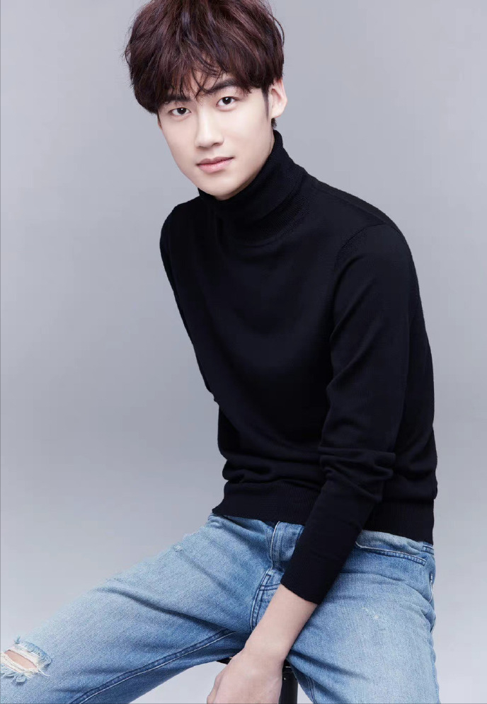 25岁演员刘峰心梗猝死,去世当天连续工作20个小时,好友公开聊天记录