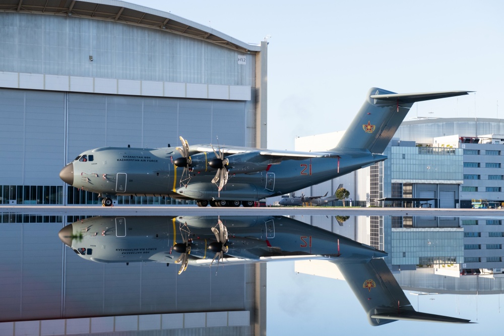 哈萨克斯坦空军第一架a400m运输机完成喷漆工作采用苏联风格涂装