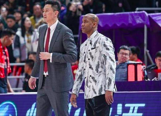 杜锋再引争议:伸腿绊外援后者险摔倒 曾因此跟马布里冲突_腾讯新闻