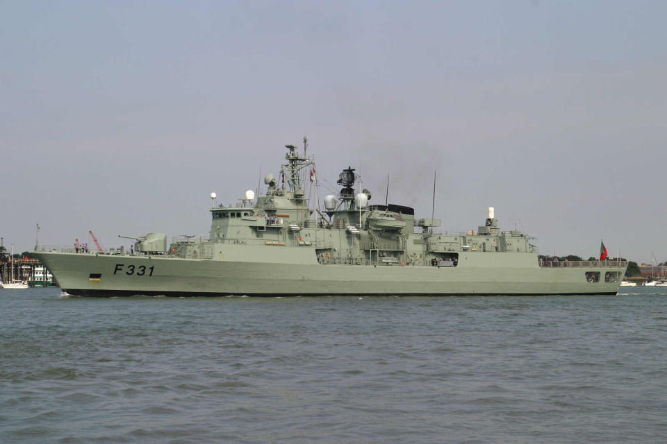 全通甲板三体巡逻舰!