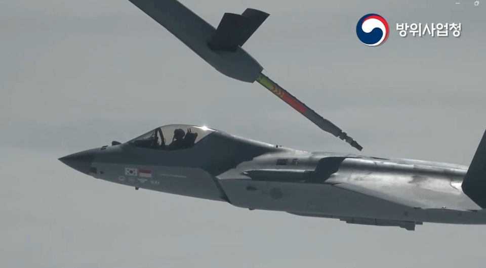 f22仿制品,kf21实现硬管加油,真的领先歼20战斗机一步?_腾讯新闻