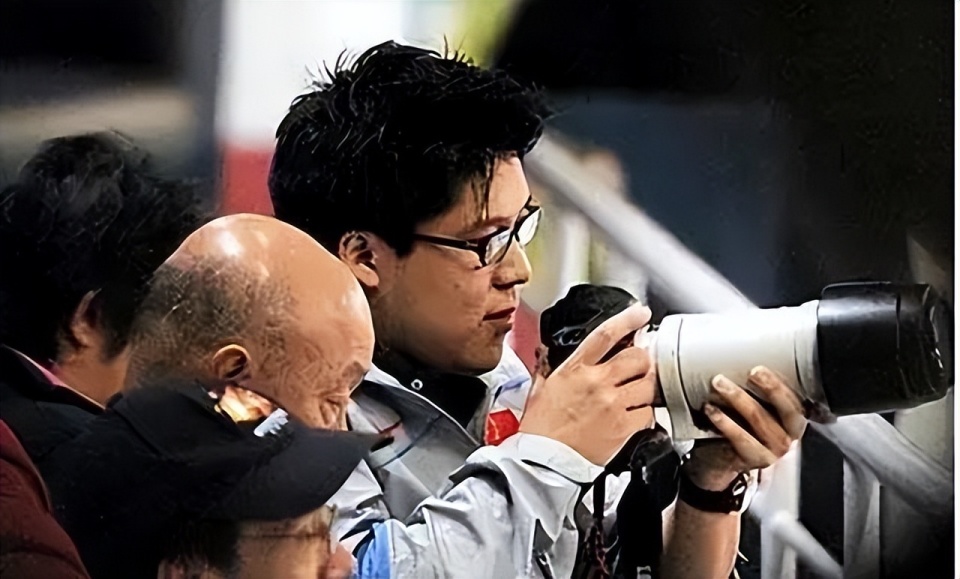 郭晶晶奥运会裁判长造型曝光,穿白衬衣戴眼镜,气质干练又美又飒