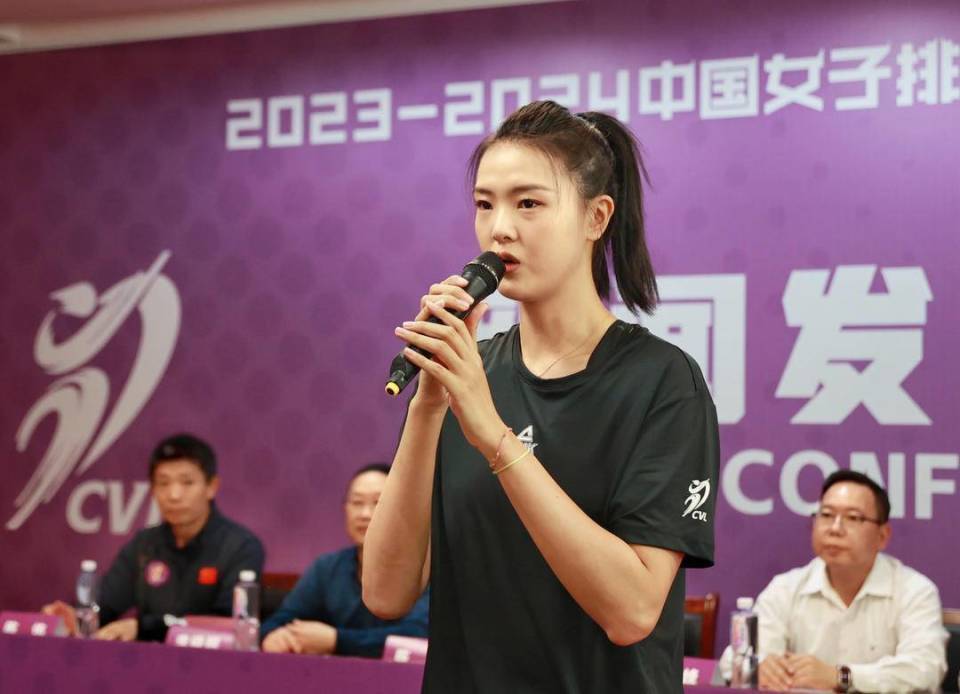 女排张常宁回归首次发声!第二阶段出战,对决李盈莹袁心玥争冠?