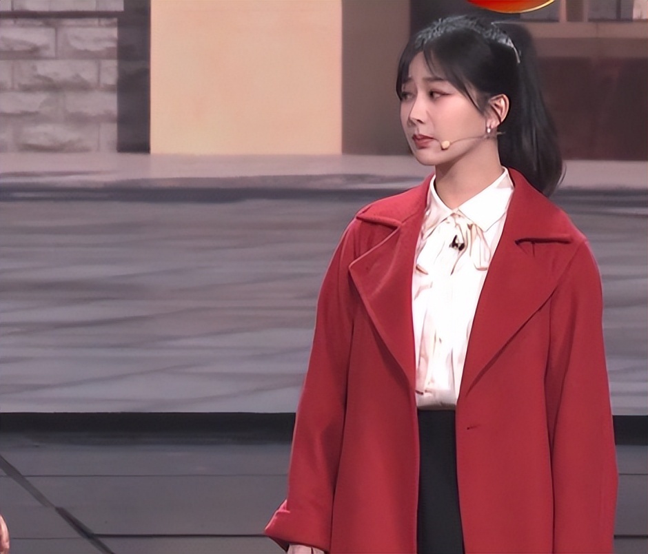 小品演出部分,杨紫的大衣造型普通,但是很符合演绎的客户角色,简单