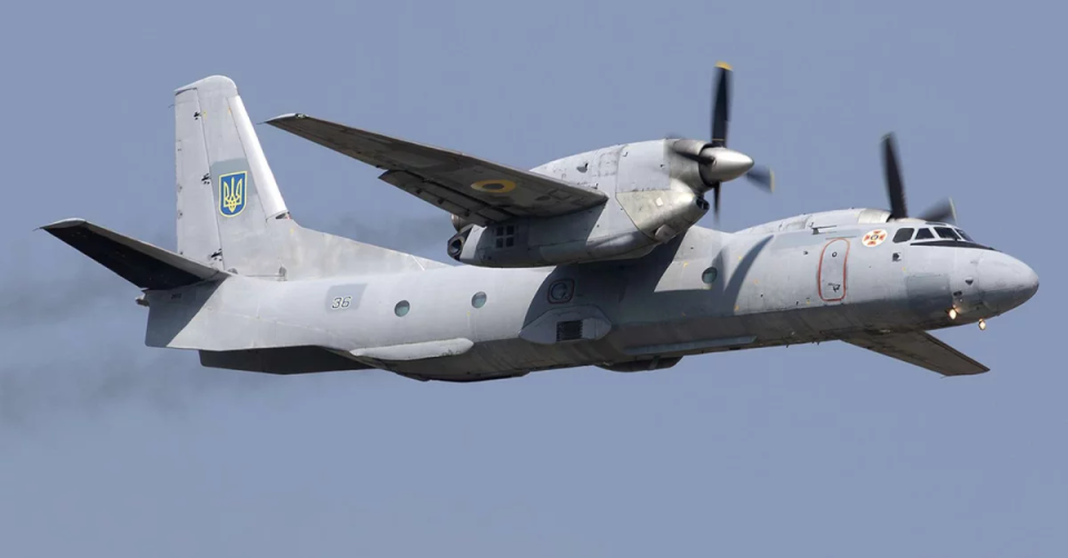 照片中的这架飞机带有新的乌克兰标志,表明它已从克