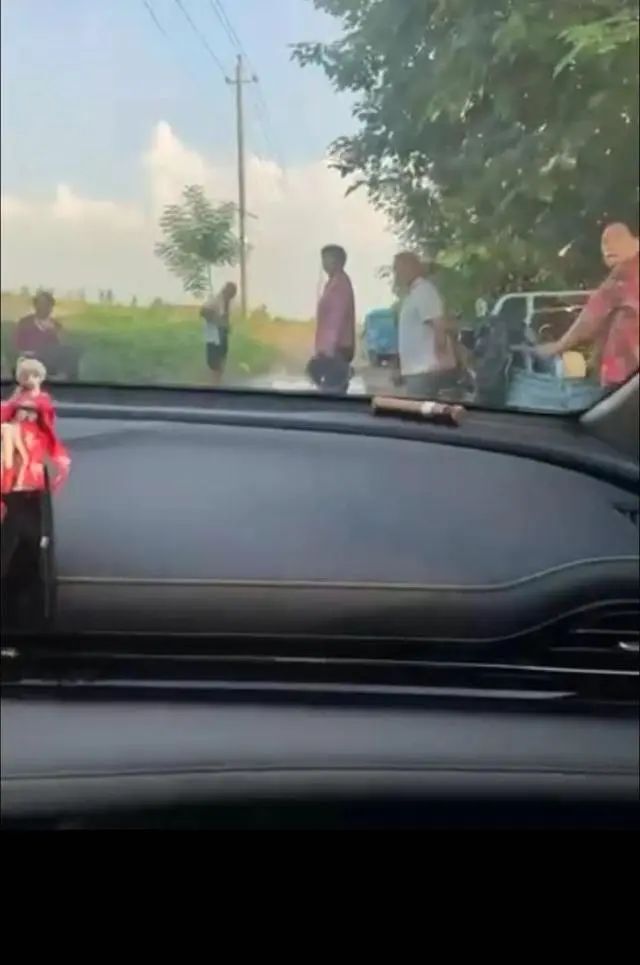 河南一地遇老人收过路费？当地回应：部分村民以车辆压坏庄稼为由收费刷爆头条-313啦实用网