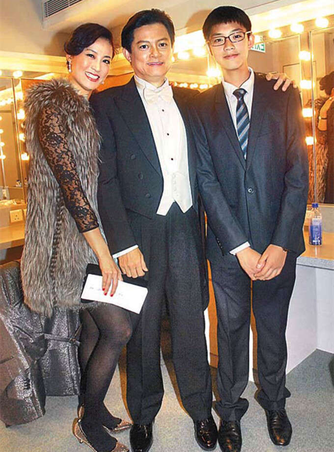 65岁莫华伦再婚后首秀恩爱!