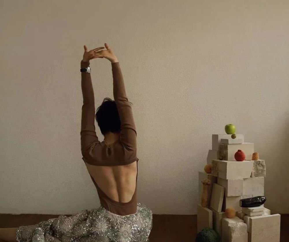 她变瘦了许多,尤其是她的背部,脊椎沟明显,一目了然的线条,十分吸睛.