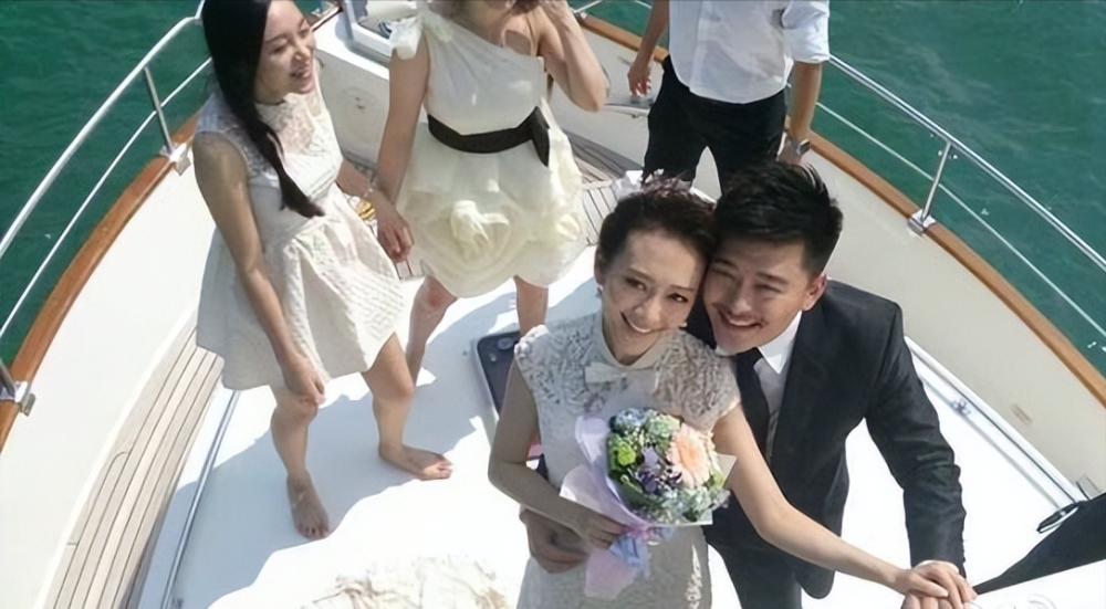 与王鸥相恋两年后,张戈还曾上演求婚戏码,两人甚至连婚纱照都拍了