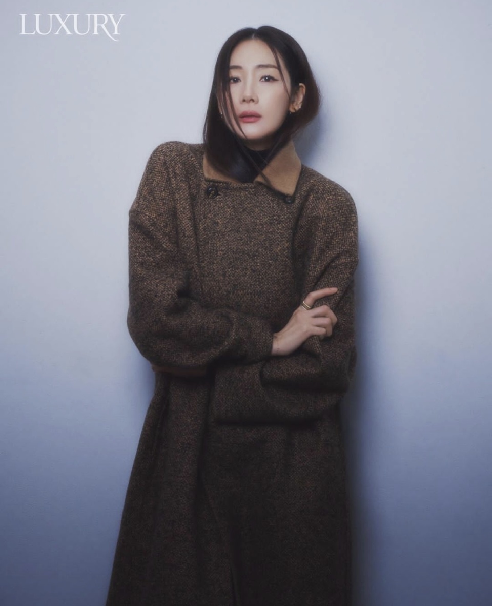 19日,演员崔智友在个人社交平台上分享了多张照片.