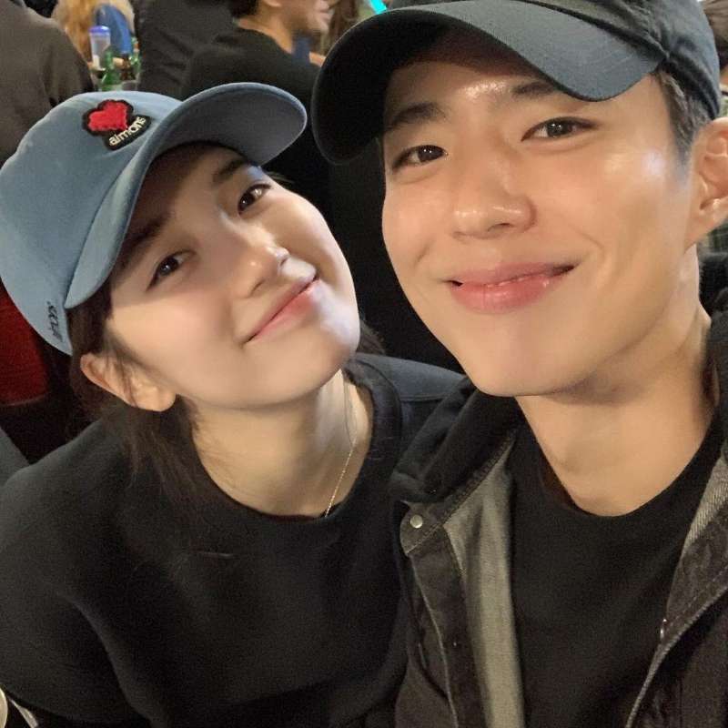 秀智朴宝剑亲密合照,卫衣情侣装,俏皮又可爱