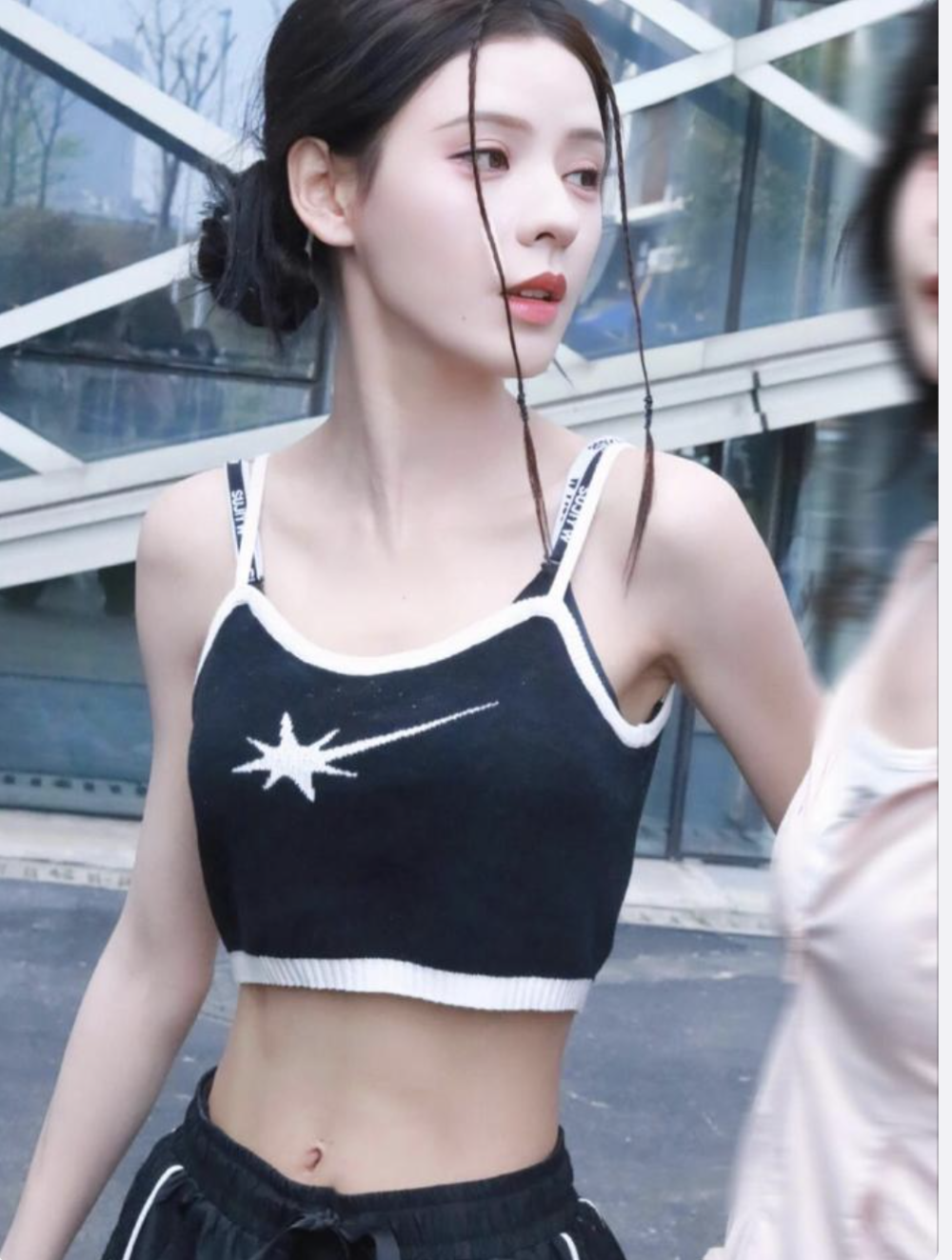 33岁张予曦:这「腰臀比」绝了,她是唯一摆脱「王思聪女友」标签的