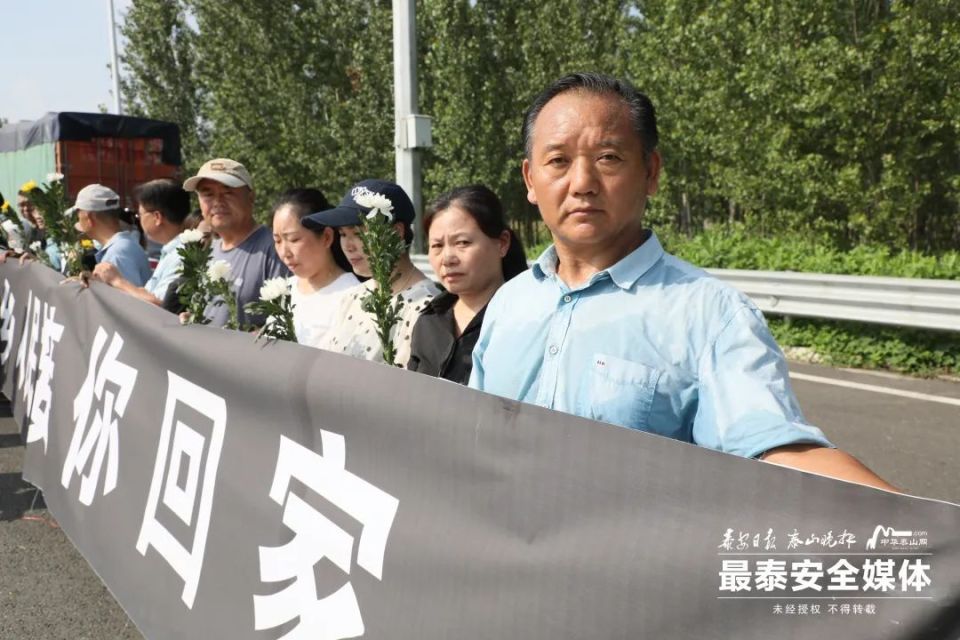 魂归故里！见义勇为英雄栾留伟的骨灰，被护送回泰安宁阳_腾讯新闻
