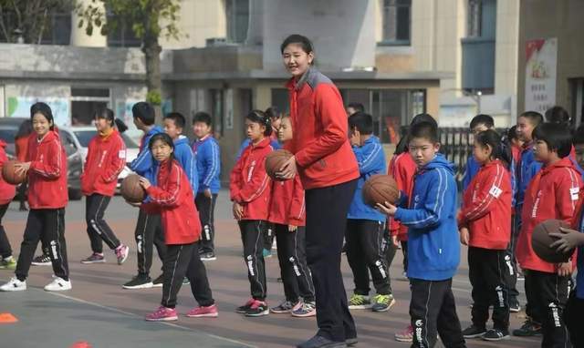 中国女篮捡到宝，15岁少女身高2米26，单场曾得到68分，恭喜郑薇英语线下好还是线上好
