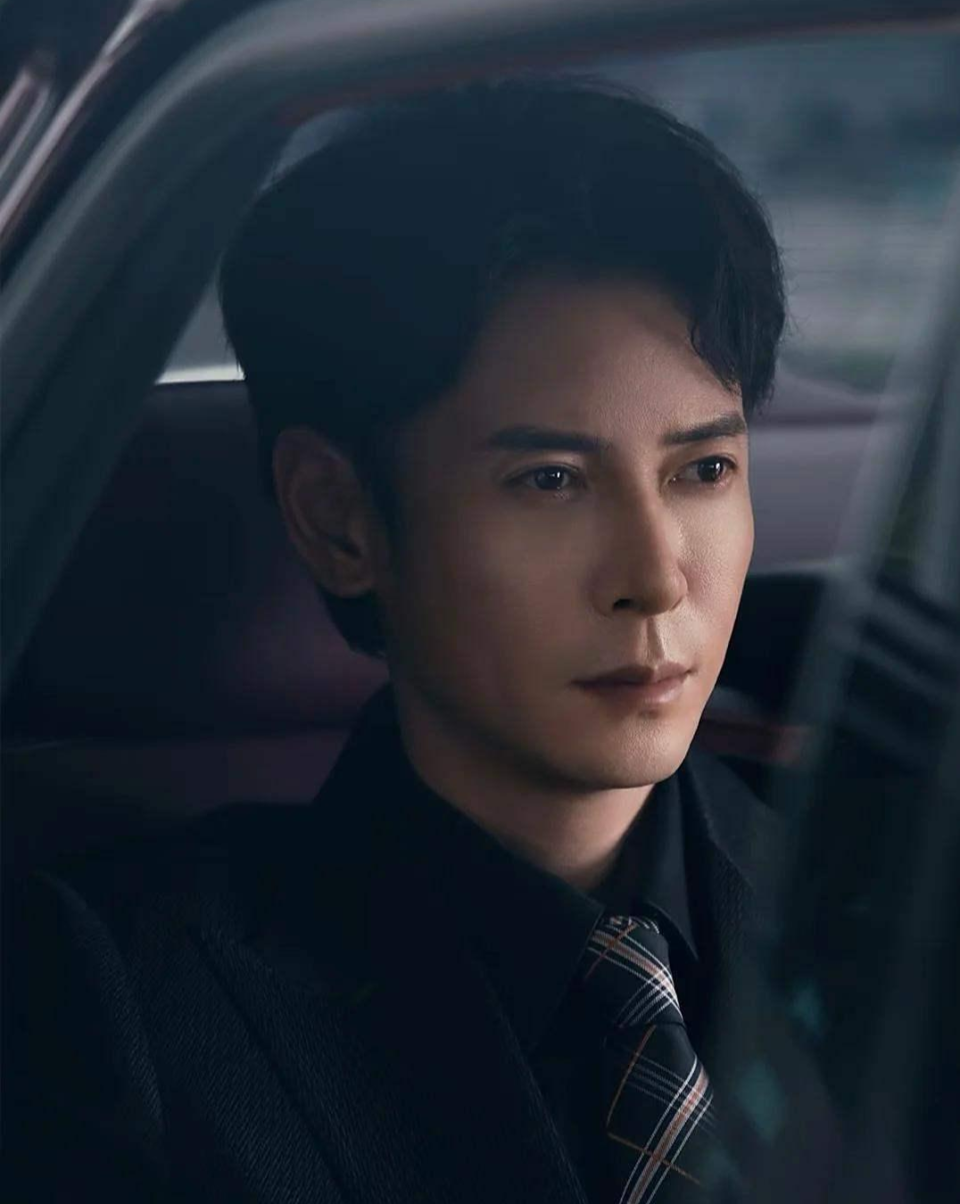 韩栋与经纪人喜结连理，颜值高零绯闻，挑战短剧诠释霸道总裁_腾讯新闻