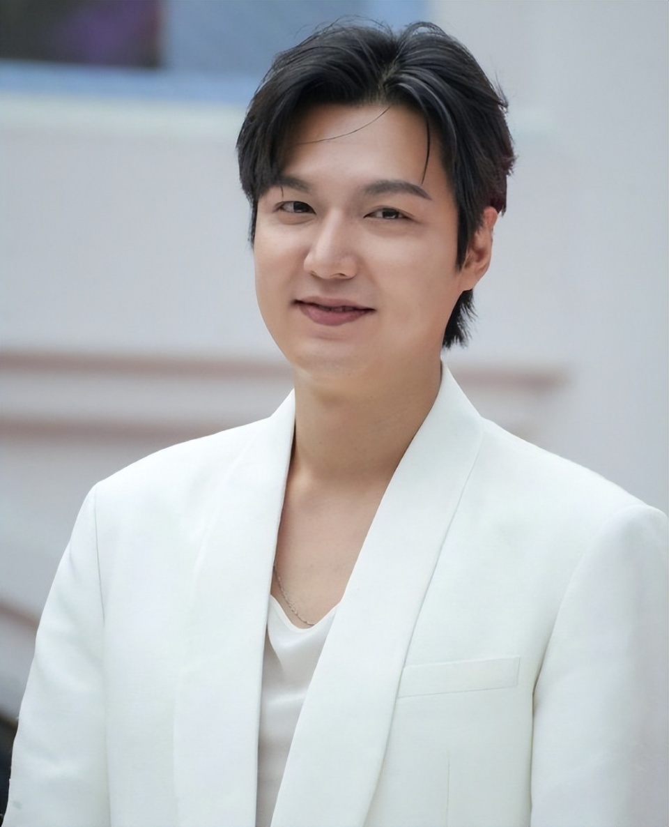 李敏镐最新生图不敢认!脸颊胖到像气球,疑似整容后遗症爆发_腾讯新闻