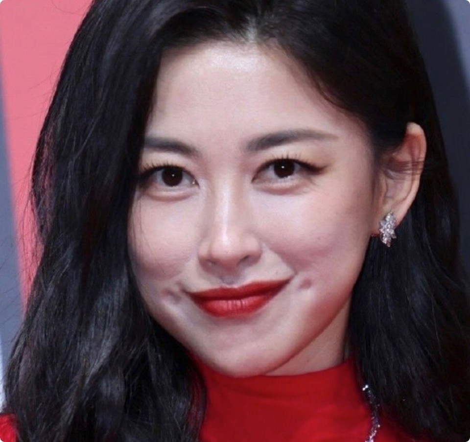 上海这一夜,被"膀大腰圆"的朱珠惊艳,不穿暴露礼服却艳压群芳