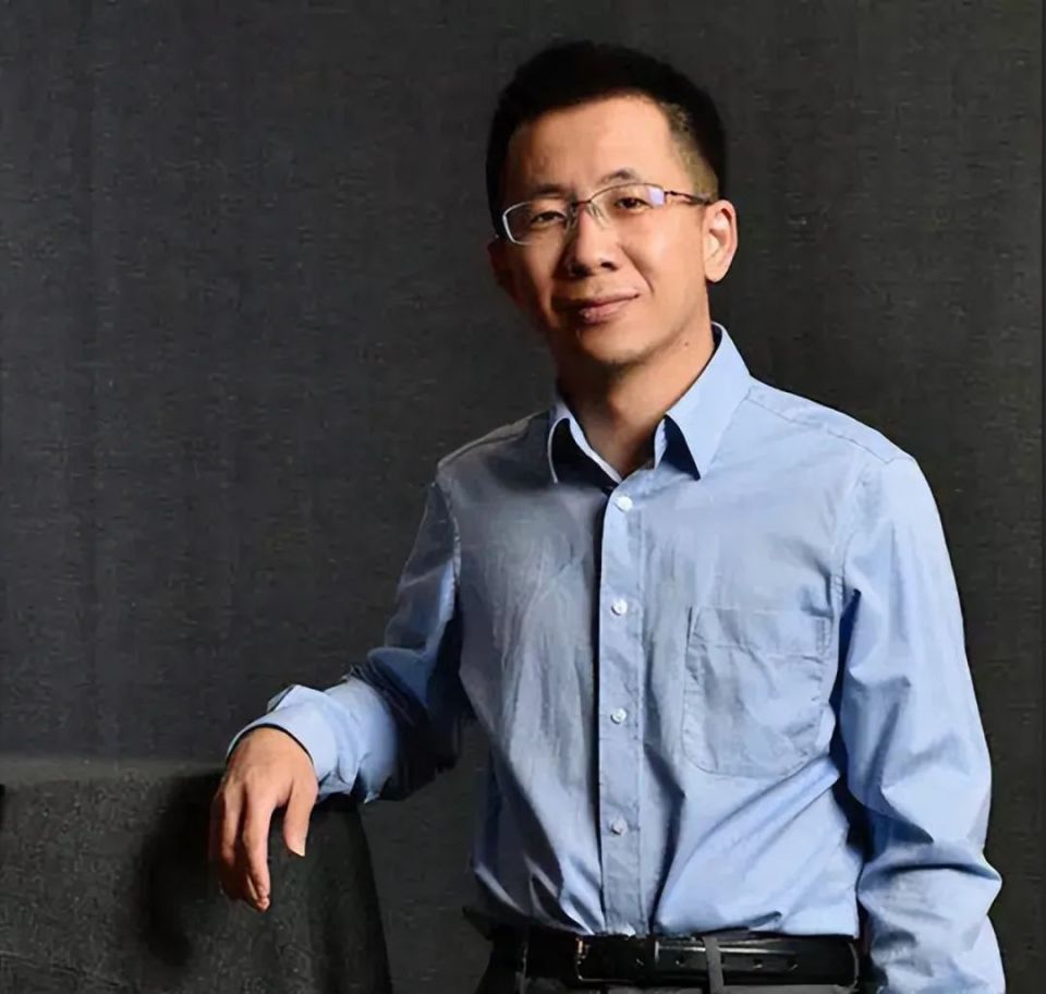 长期往返新加坡北京，研究AI… 字节跳动创始人张一鸣重回一线上班，近况曝光！-腾讯新闻
