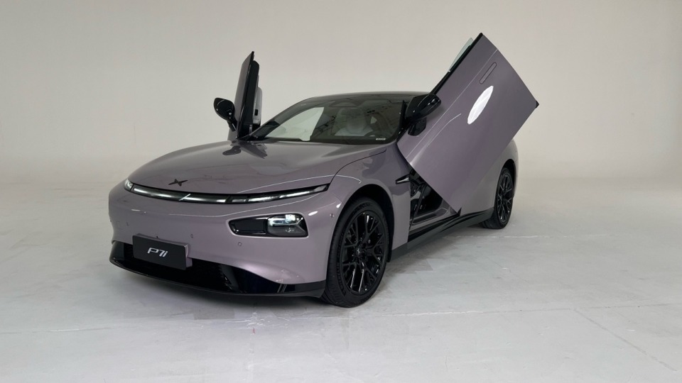 将拉风进行到底,小鹏p7i两驱鹏翼版实拍_腾讯新闻