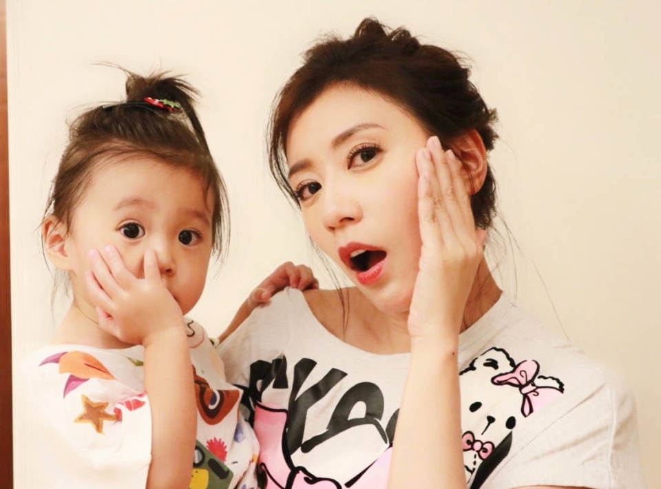 贾静雯带女儿学书法,9岁咘咘面部变平,身形修长越来越像修杰楷