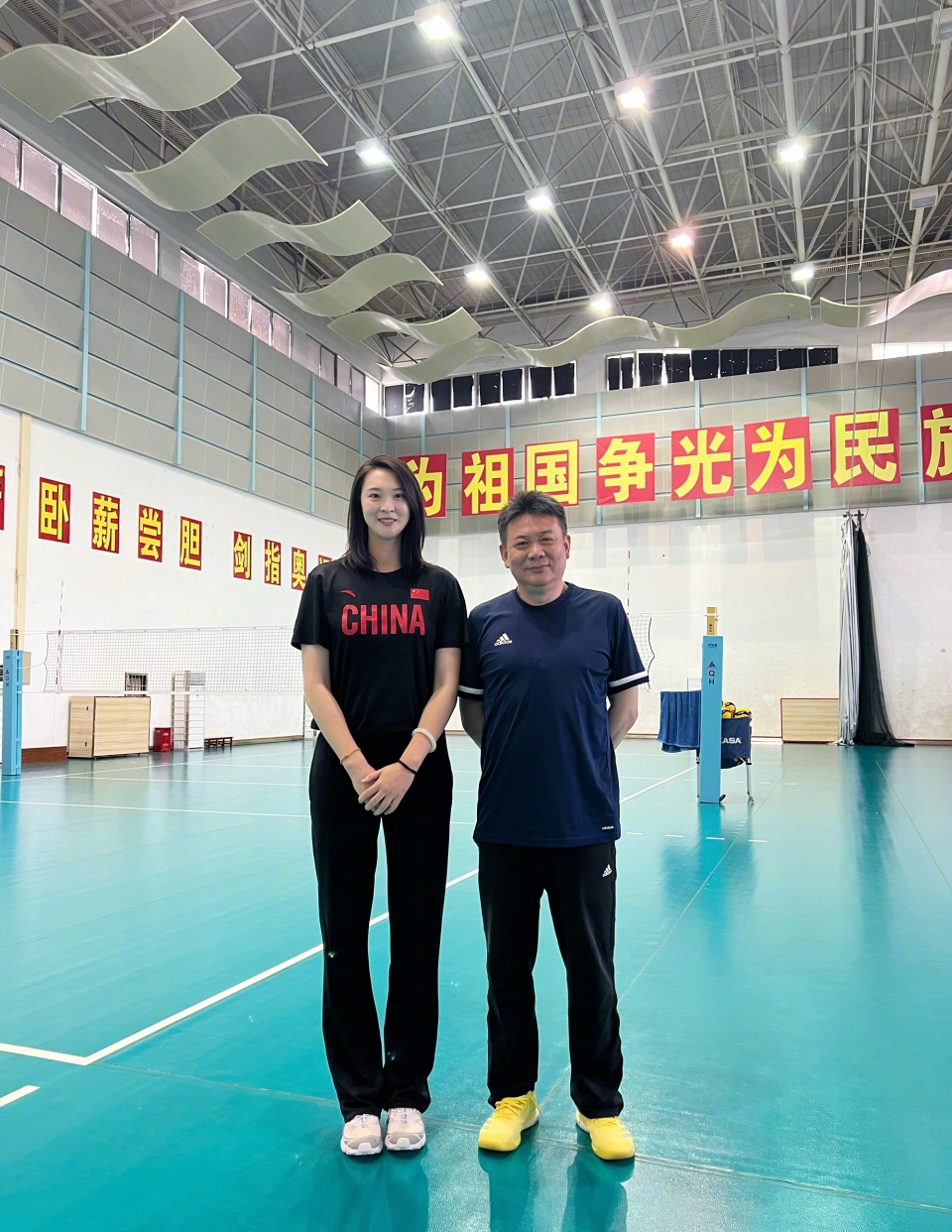 里约奥运会冠军队长惠若琪探班中国女排,为排球人加油打气!