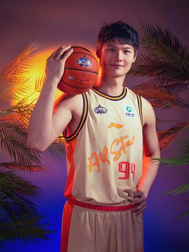 一个人扛下所有王哲林冲上热搜姚明怒吼无用球迷乔帅下课