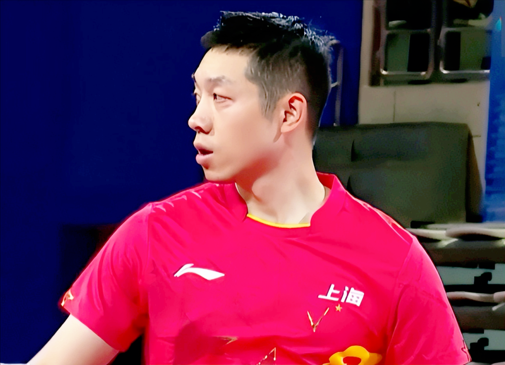 国乒奥运冠军老将许昕(1990年出生)登场,在男单项目中迎战年轻晚辈