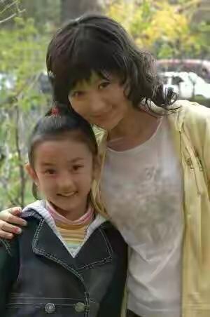 而据网友爆料,宋祖儿原名"孙碧涓",是后来才改名成"孙凡清".